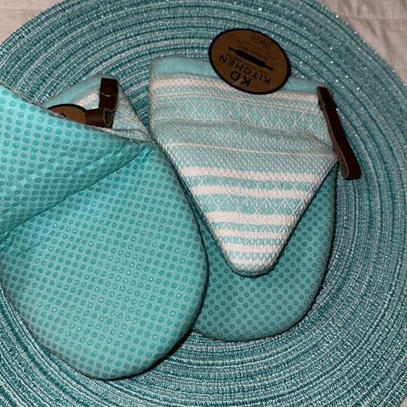 Set of Six Teal Ombre Round Weave Placemats, Table Runner, Mitts, Towels ++++ - Picture 7 of 16